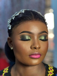 Afbeelding met Menselijk gezicht, lippenstift, transformatie, Modeaccessoire

Door AI gegenereerde inhoud is mogelijk onjuist.