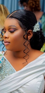 Afbeelding met persoon, Menselijk gezicht, Vrouwelijke persoon, Modeaccessoire

Door AI gegenereerde inhoud is mogelijk onjuist.