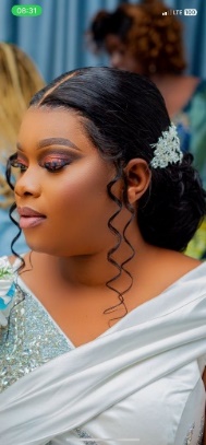 Afbeelding met persoon, Menselijk gezicht, Vrouwelijke persoon, Modeaccessoire

Door AI gegenereerde inhoud is mogelijk onjuist.