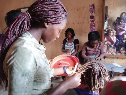 Tressage de cheveux, confection de tresses africaines