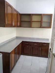 Afbeelding met overdekt, kast, Kabinet, muur Door AI gegenereerde inhoud is mogelijk onjuist.