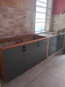 Afbeelding met overdekt, muur, Kabinet, Aanrechtblad Door AI gegenereerde inhoud is mogelijk onjuist.