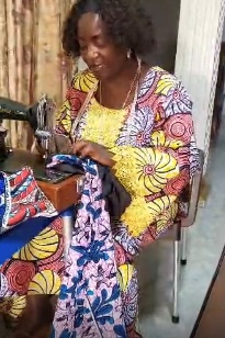 Afbeelding met persoon, kleding, vrouw, tekst Door AI gegenereerde inhoud is mogelijk onjuist.