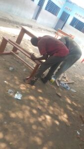 Afbeelding met schoeisel, grond, kleding, persoon Door AI gegenereerde inhoud is mogelijk onjuist.