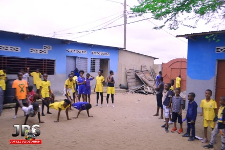 Afbeelding met schoeisel, kleding, persoon, grond Door AI gegenereerde inhoud is mogelijk onjuist.